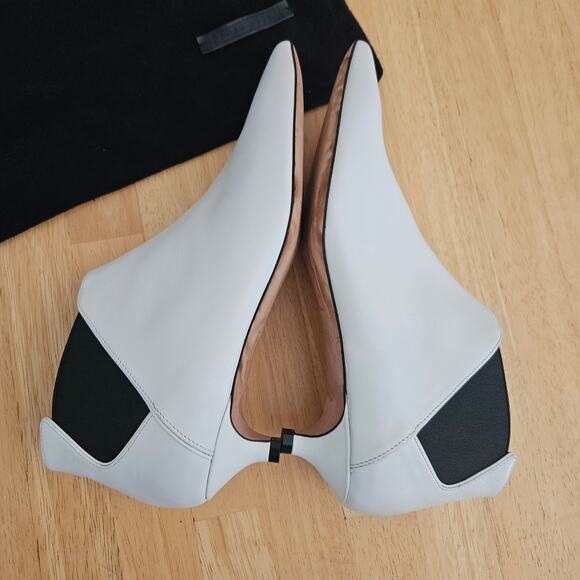 Hugo Boss White Leather Ankle Boots Pull-on Kitten Heel sz 39.5 FLAW - Picture 7 of 11